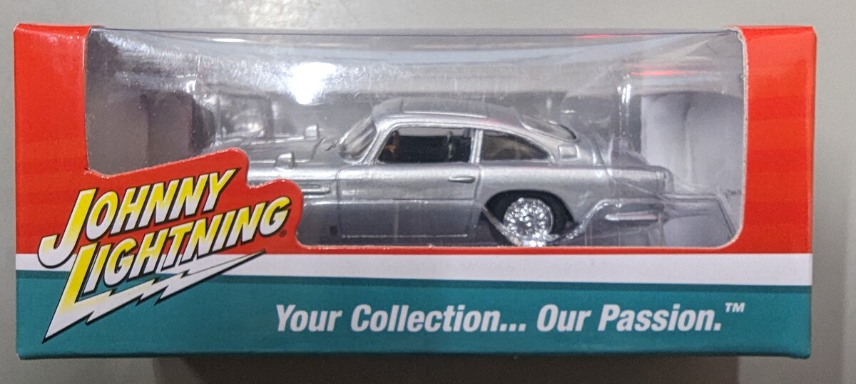 Johnny Lighting RD2PROMO 1:87 Silver Classic Jaguar