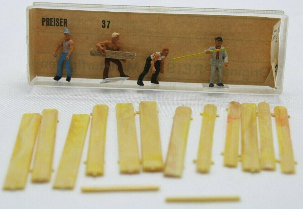 Preiser 37 HO Scale Construction Workers W/Lumber – Trainz
