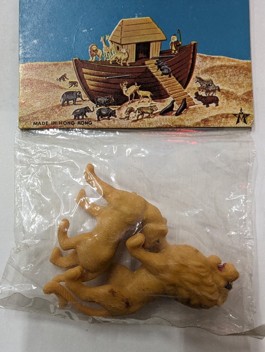 Acme L-2 HO Male and Female Lion Figure Set