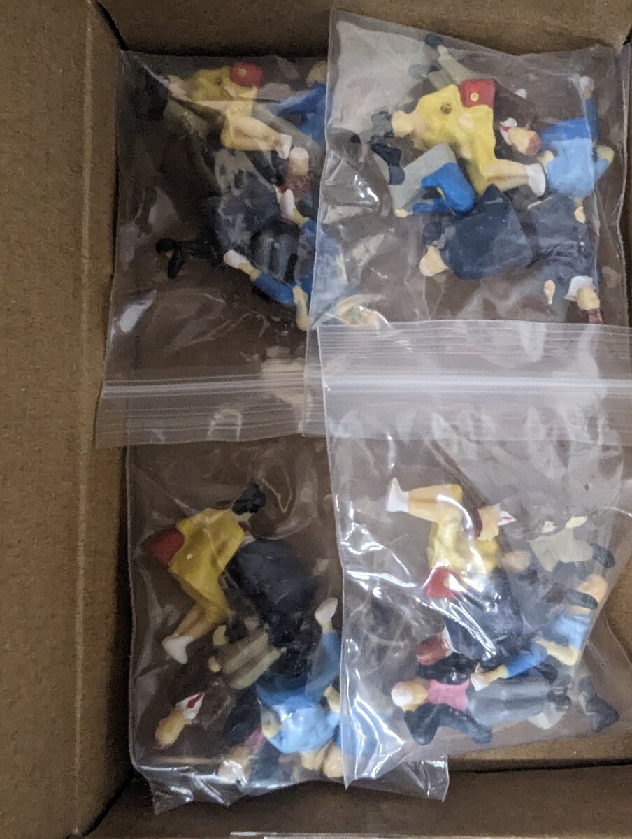 Trainz 1749 Assortment of Seated People Figures