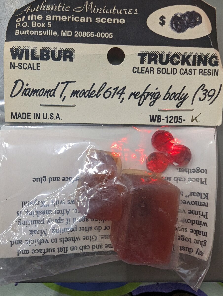 Authentic Miniatures WB-1205 N Scale Diamond T, Model 614, Refrig Body ('39) Kit