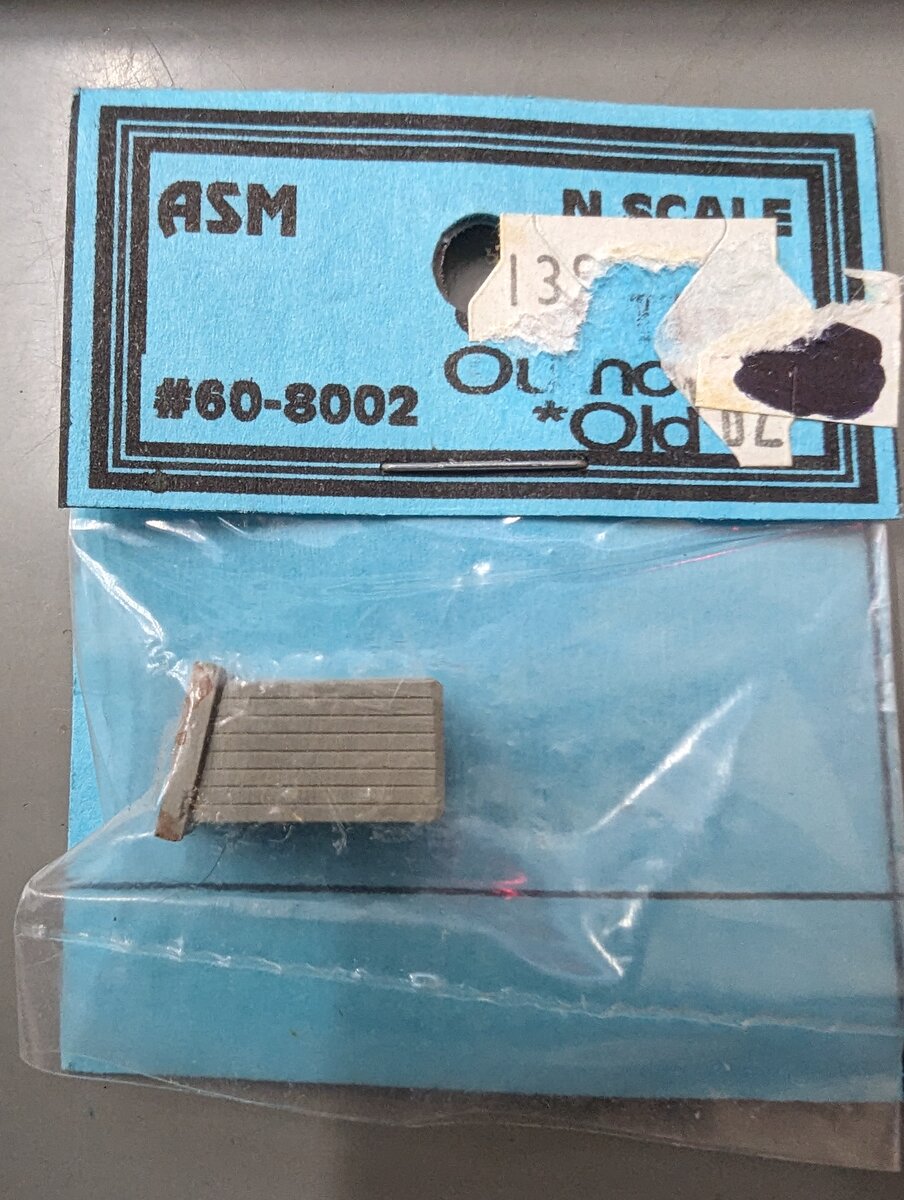 ASM 60-8002 N Scale Old Timers Outhouse