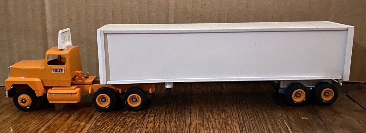 Winross 25-5 1:64 Die-Cast "Yellow Freight Car" Tractor Trailer