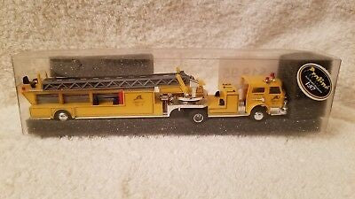 Praline 6005 HO Fire Truck W/Ladder Company No.8 Chicago Yellow