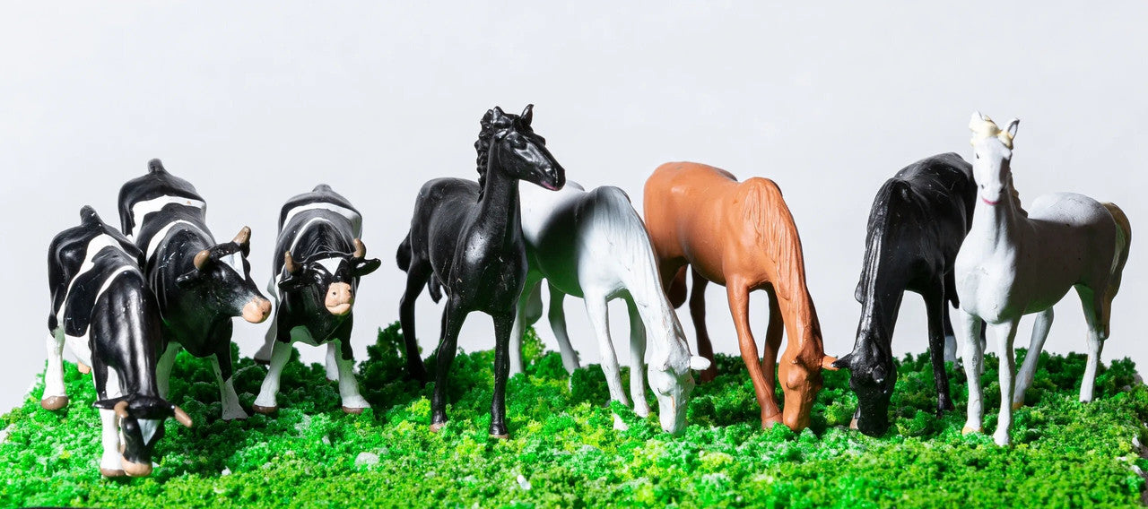 Rock Island Hobby 061301 O Cows & Horses Figures (Set of 8)
