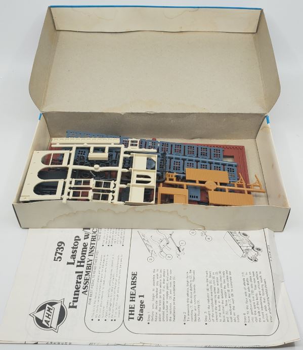 AHM 5739 HO Scale Lastop Funeral Home With Hearse Building Kit