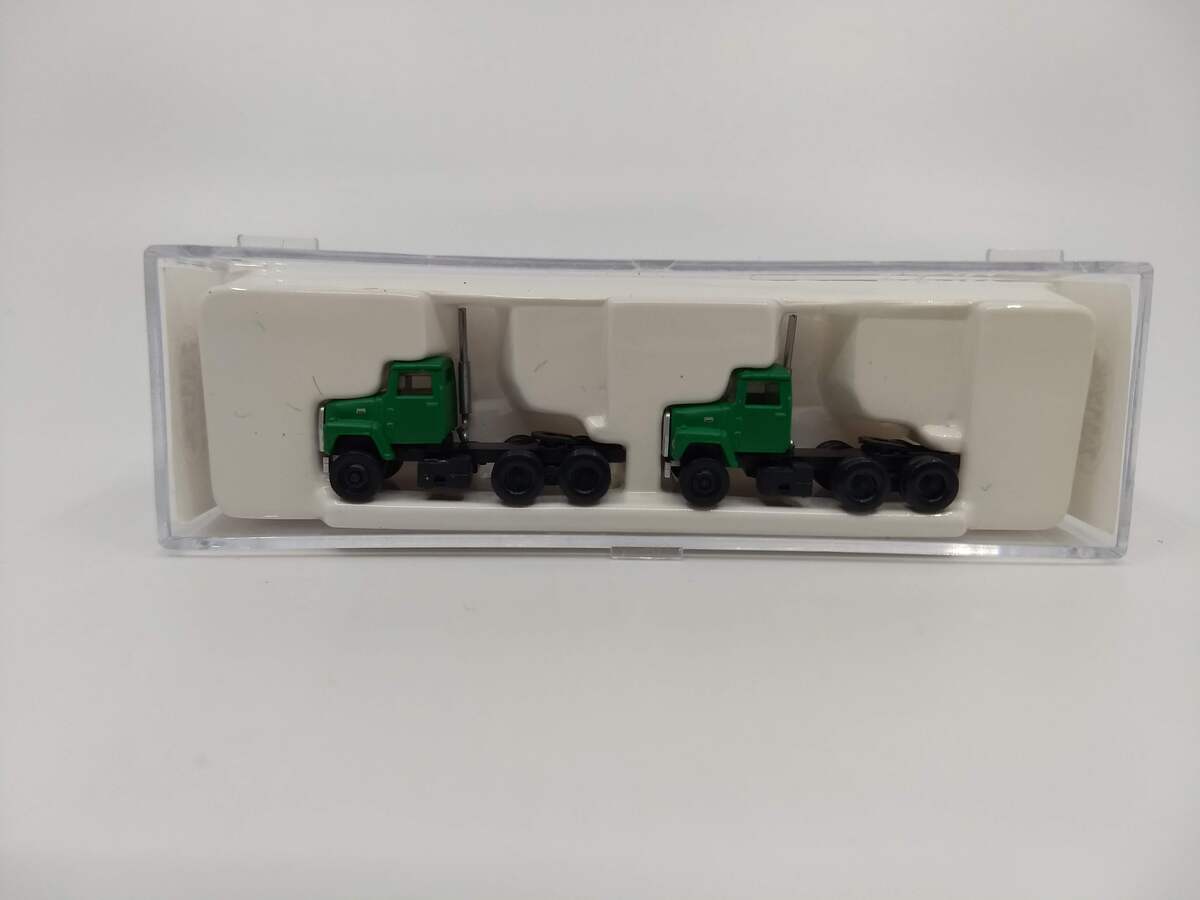 Atlas 2923 N Green 1984 Ford LNT 9000 Semi Tractor Cab (Pack of 2)