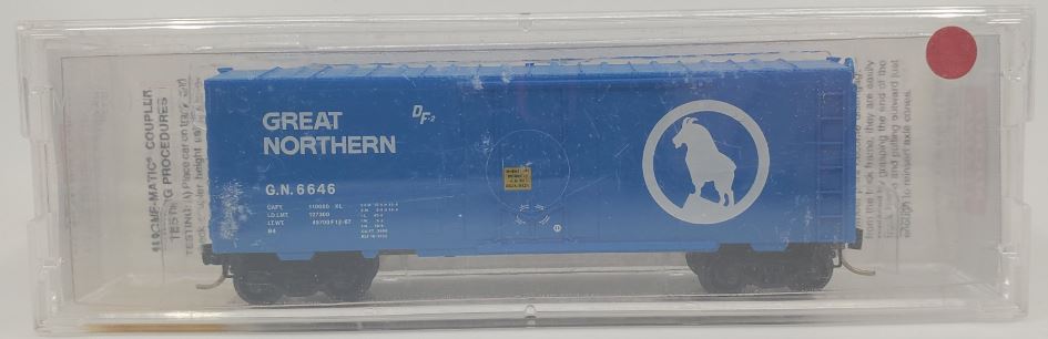 Micro-Trains 07400030 N Great Northern 40' Plug Door Boxcar W/Ladders #6646