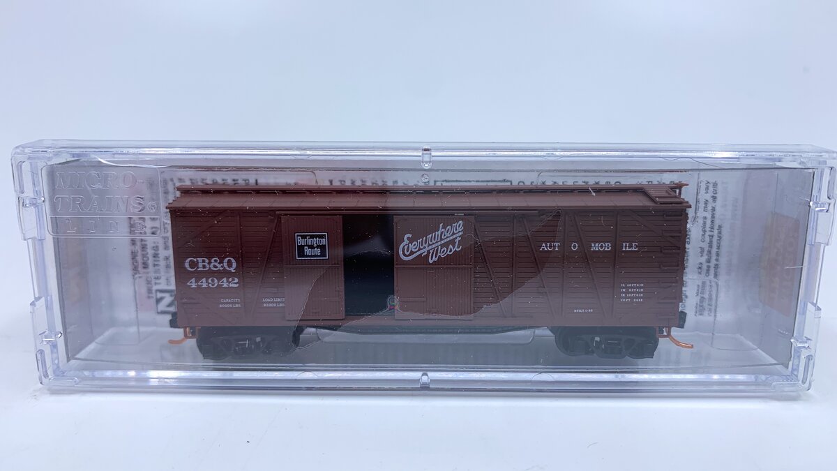 Micro-Trains 04000030 N CB&Q 40' 1-1/2 Door Double Sheathed Boxcar #44942