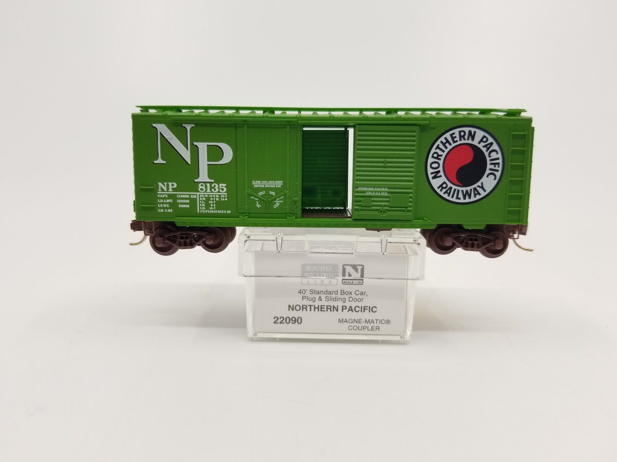 Micro-Trains 02200090 N Northern Pacific 40' Plug & Sliding Door Boxcar #8135