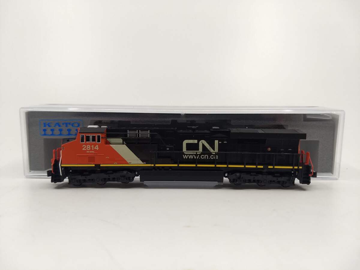 Kato 176-8918 N Scale Canadian National GE ES44AC Diesel Locomotive #2814