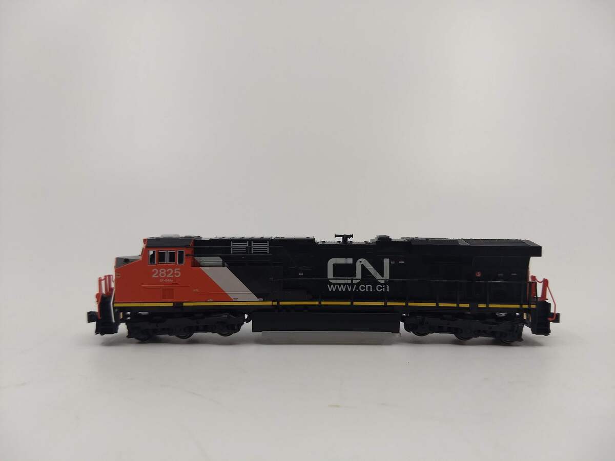 Kato 176-8927 N Canadian National ES44AC GEVO Diesel Loco Standard DC #2825