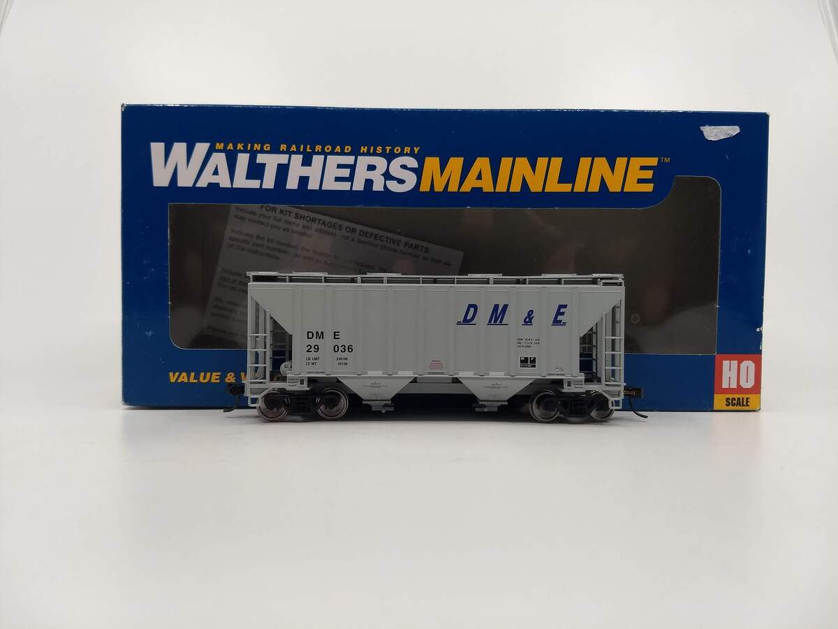 Walthers 910-7125 Dakota Minnesota & Eastern 37' Covered Hopper #29036