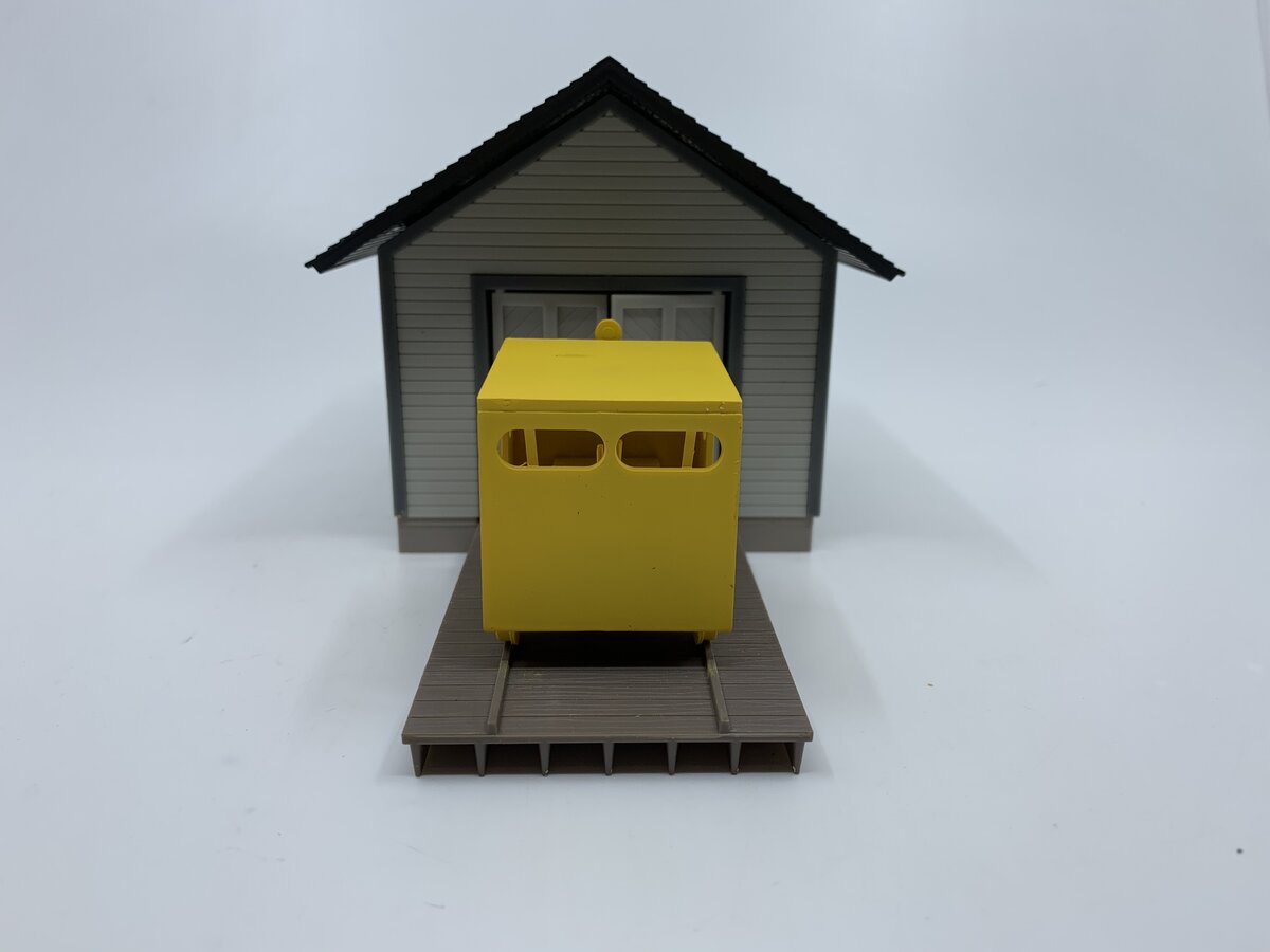 Walthers 933-2710 O And O-27 Dark Gray Trim Speeder Shed & Speeder Built-up
