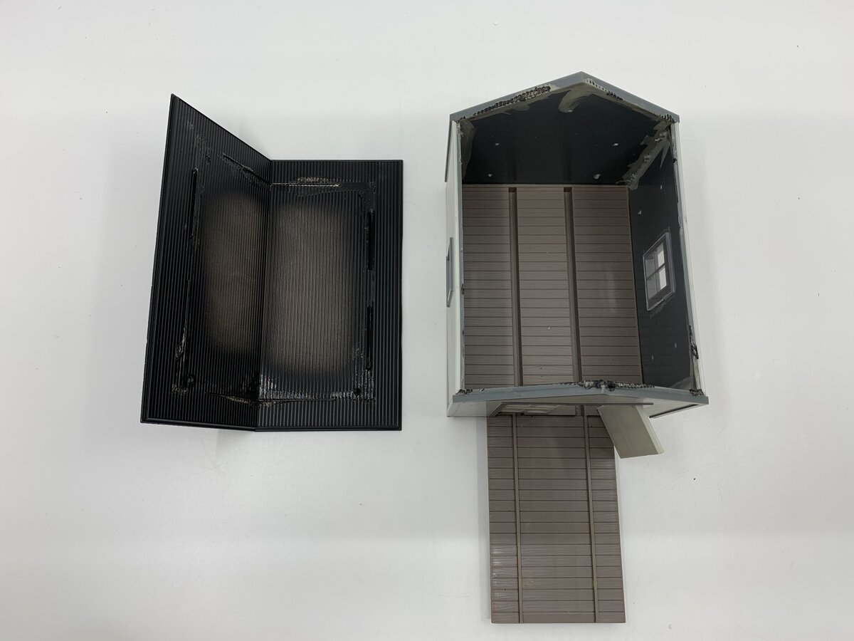 Walthers 933-2710 O And O-27 Dark Gray Trim Speeder Shed & Speeder Built-up