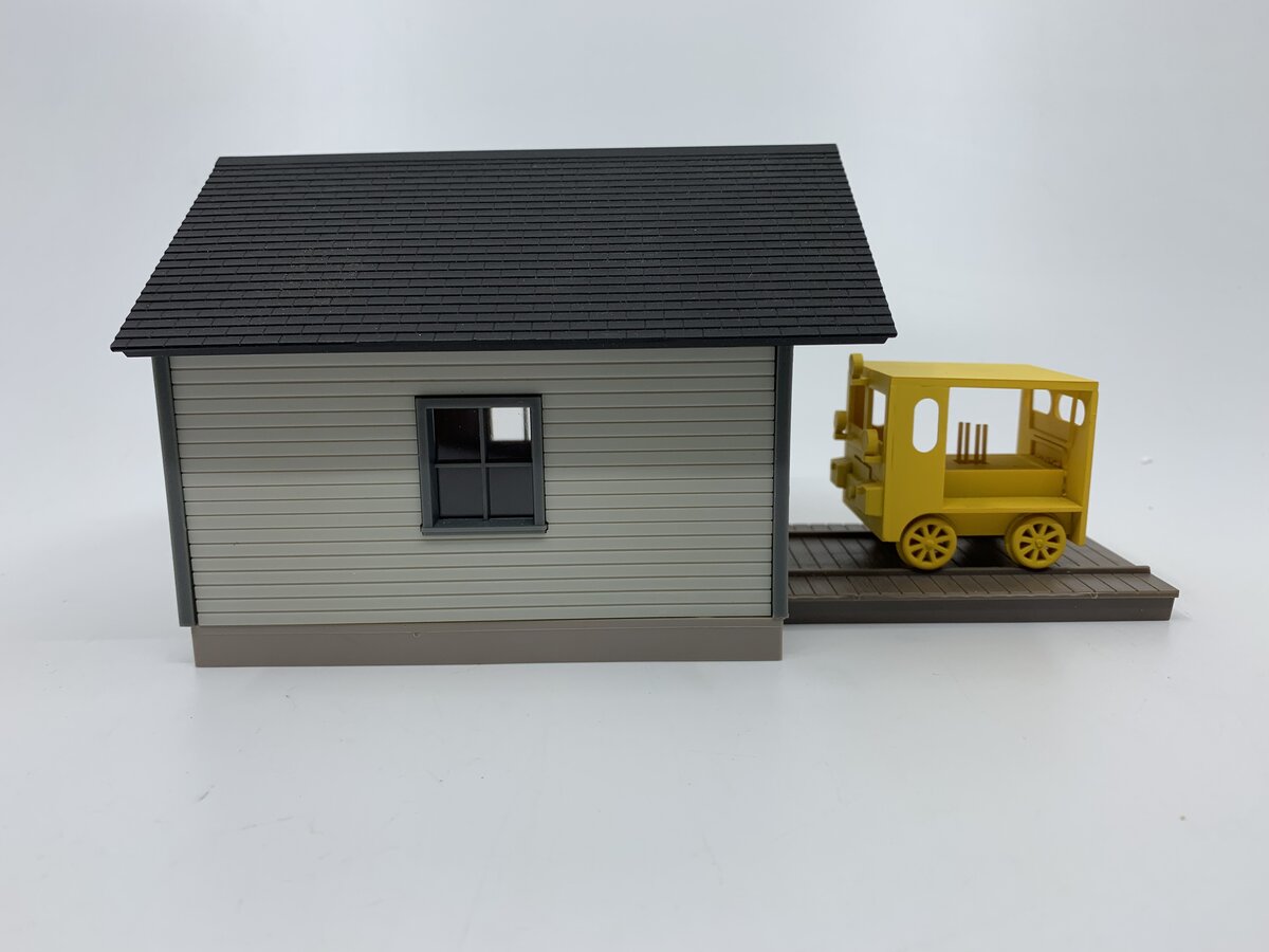 Walthers 933-2710 O And O-27 Dark Gray Trim Speeder Shed & Speeder Built-up