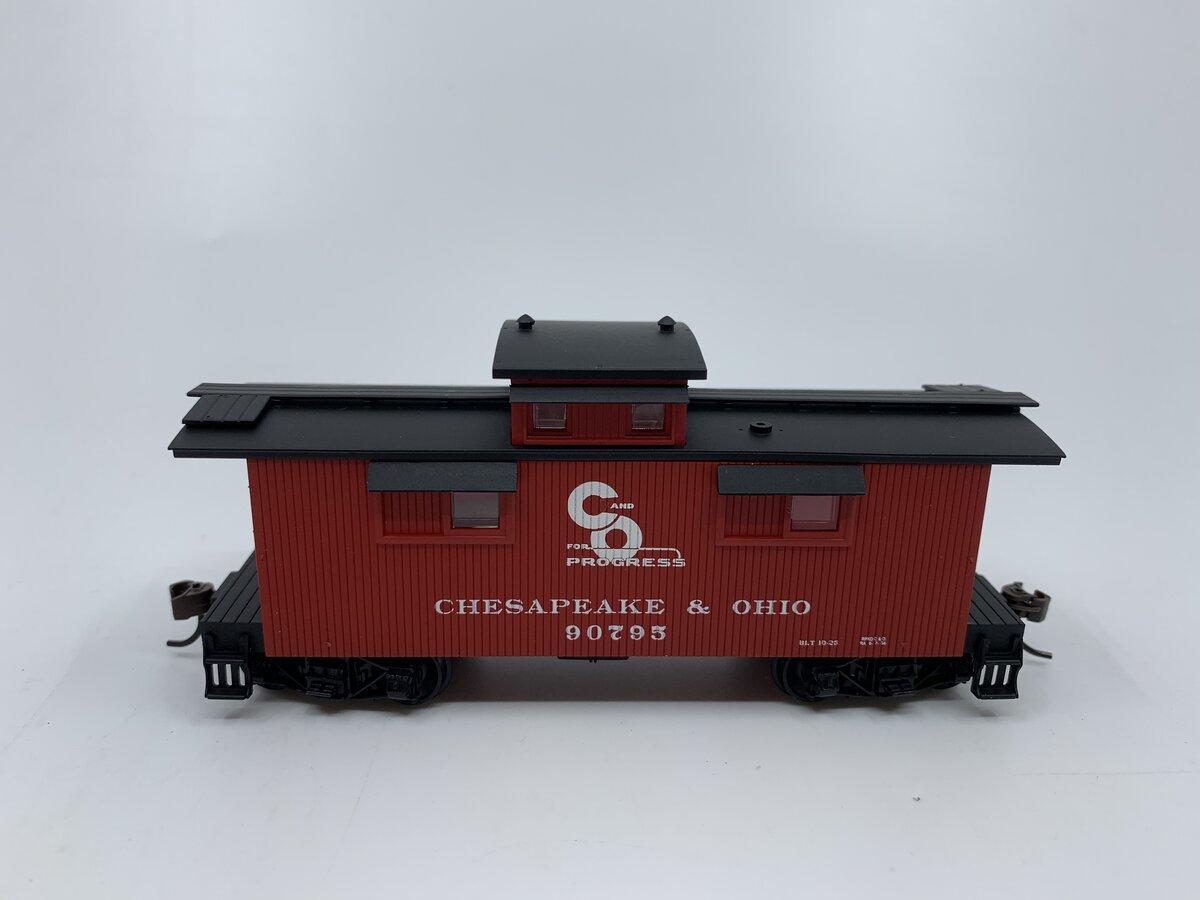 Walthers 932-7522 HO Scale Chesapeake & Ohio Progress Wood Caboose #90795