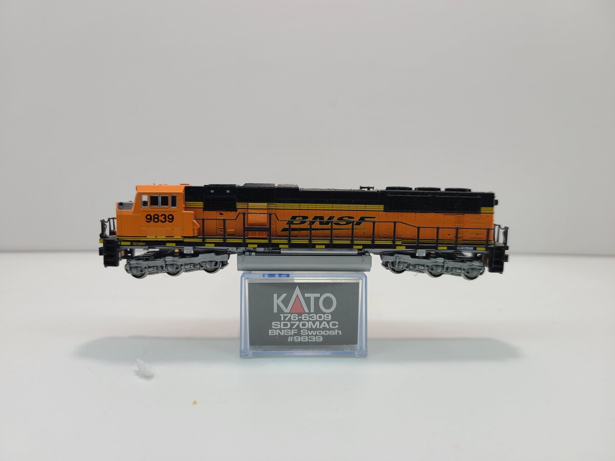 Kato 176-6309 N Scale BNSF 'Swoosh' SD70MAC Diesel Locomotive #9839