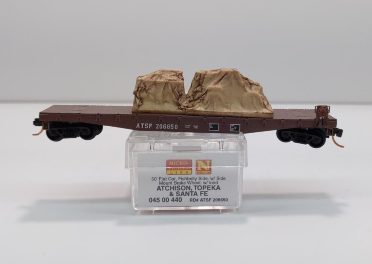 Micro-Trains 04500440 N ATSF 50' Fishbelly Side Flatcar w/ Load #206650