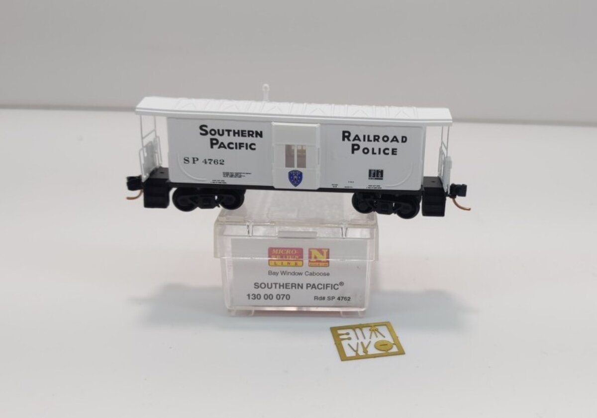 Micro-Trains 13000070 N Scale Southern Pacific 31' Bay Window Caboose #4762