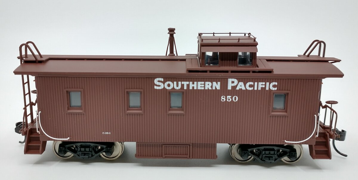 Walthers 920-103102 HO Southern Pacific C-30-1 Wood Caboose #850
