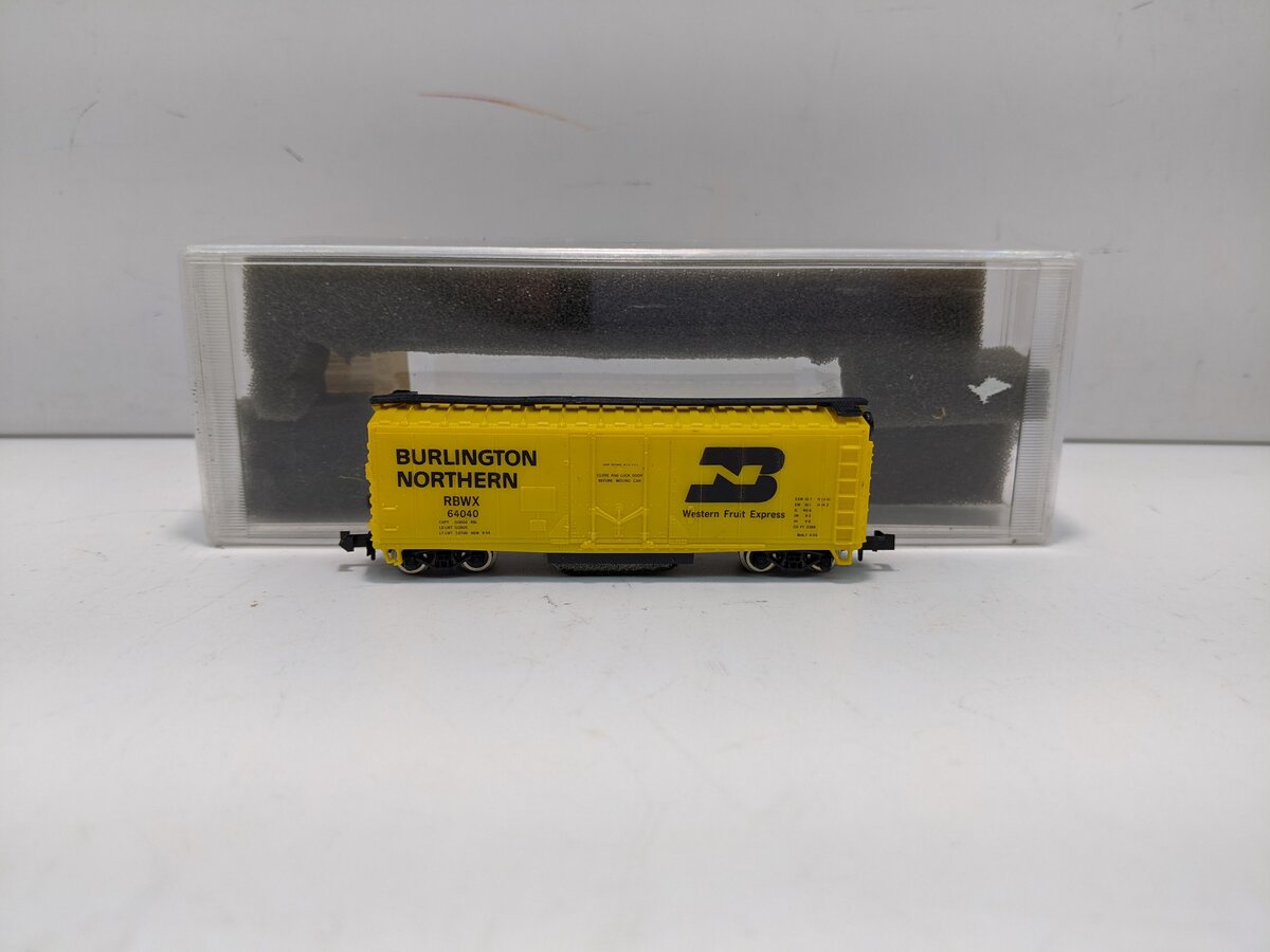 Roco 25900 N Scale Burlington Northern Track Cleaning Car #64040