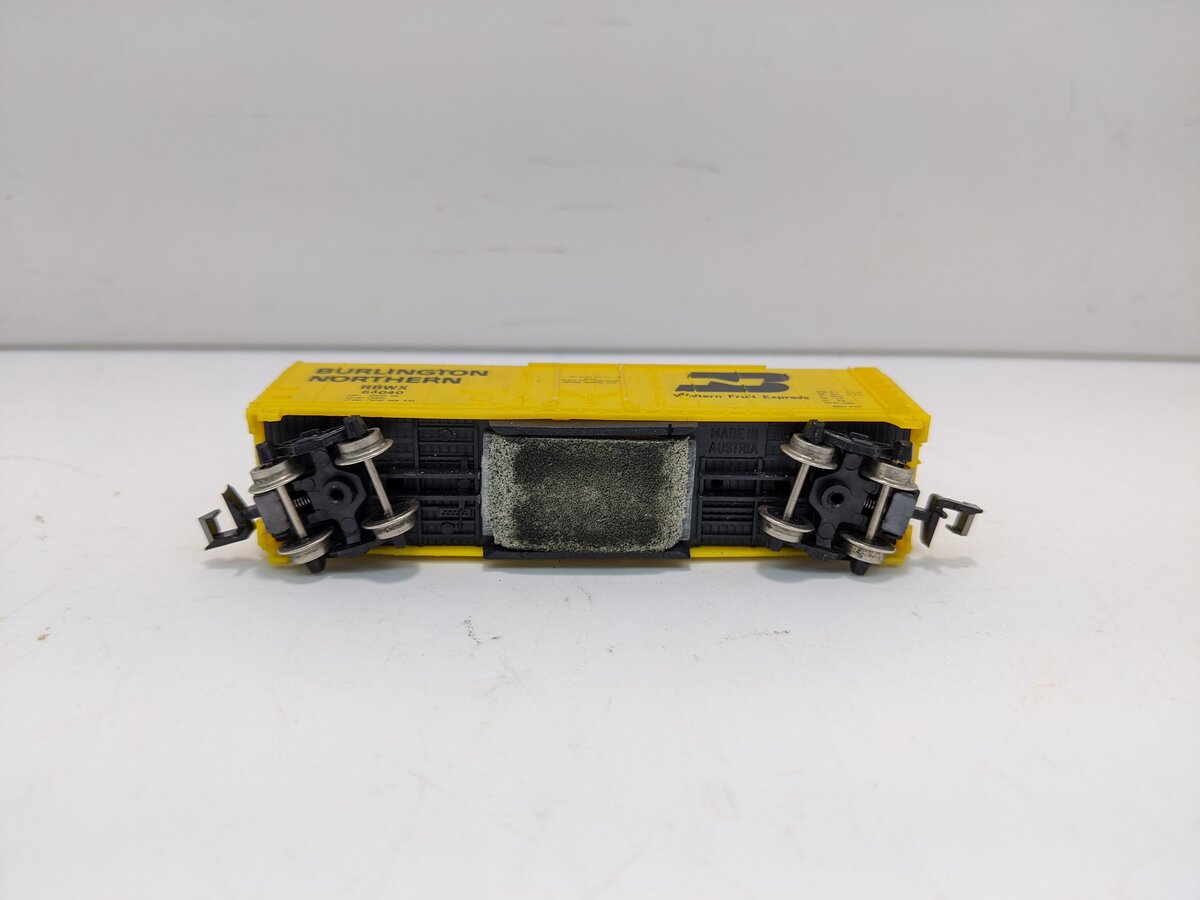 Roco 25900 N Scale Burlington Northern Track Cleaning Car #64040
