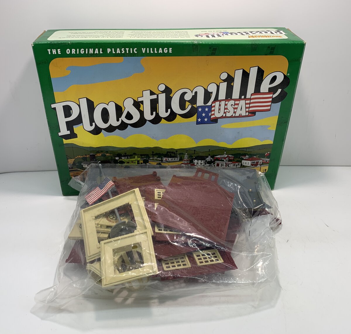 Bachmann 45614 O Plasticville Town Hall W/Flag Pole & Flag Building Kit