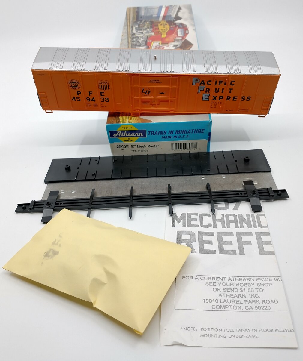 Athearn 2909E HO Pacific Fruit Express 57' Mechanical Reefer # 459438 Kit