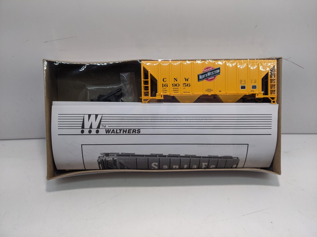Walthers 932-5404 HO C&NW 100T Cement Covered Hopper Kit #169075