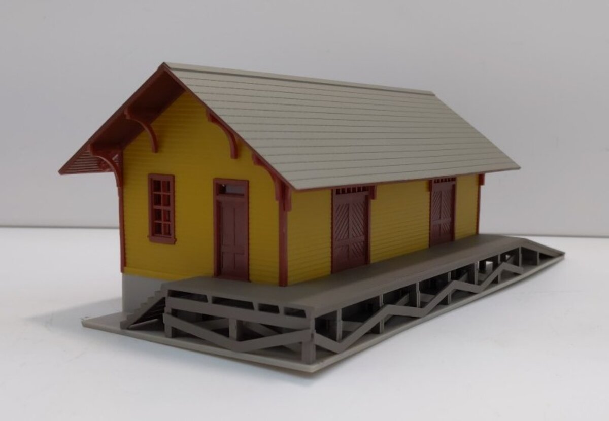 Walthers 933-2821 HO Yellow & Maroon Golden Valley Freight House Built-Ups