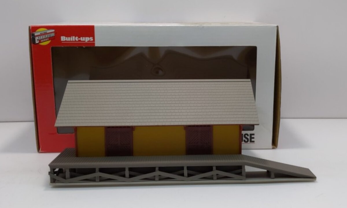 Walthers 933-2821 HO Yellow & Maroon Golden Valley Freight House Built-Ups