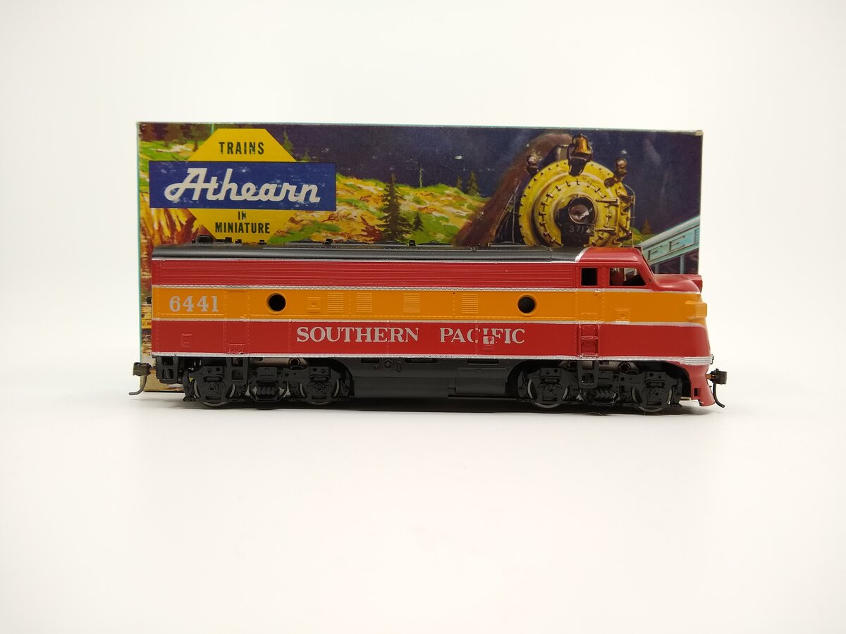 Athearn 3135 HO Southern Pacific Daylight F-7 A Unit Powered Diesel Locomotive