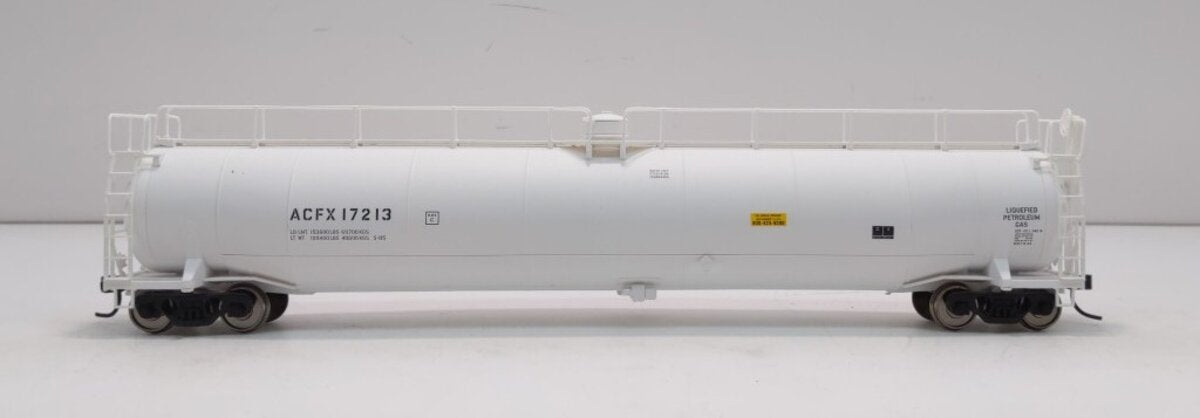 Atlas 17353 ACFX 33,000 Gallon Tankcar #17213