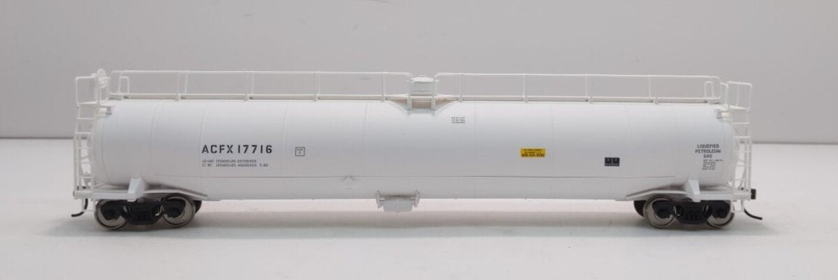 Atlas 17354 ACFX 33,000 Gallon Tankcar #17716