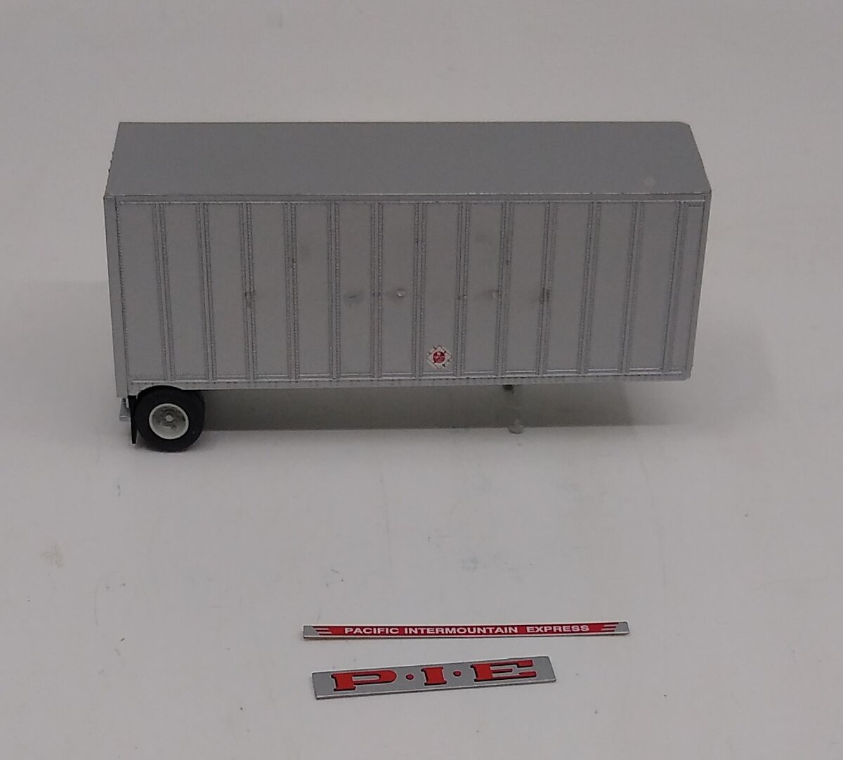 Athearn 91133 HO Scale P.I.E. Freightliner With Two 28' Trailers