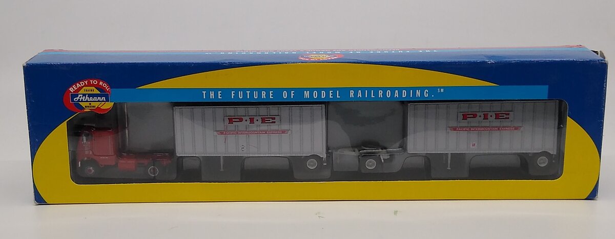 Athearn 91133 HO Scale P.I.E. Freightliner With Two 28' Trailers