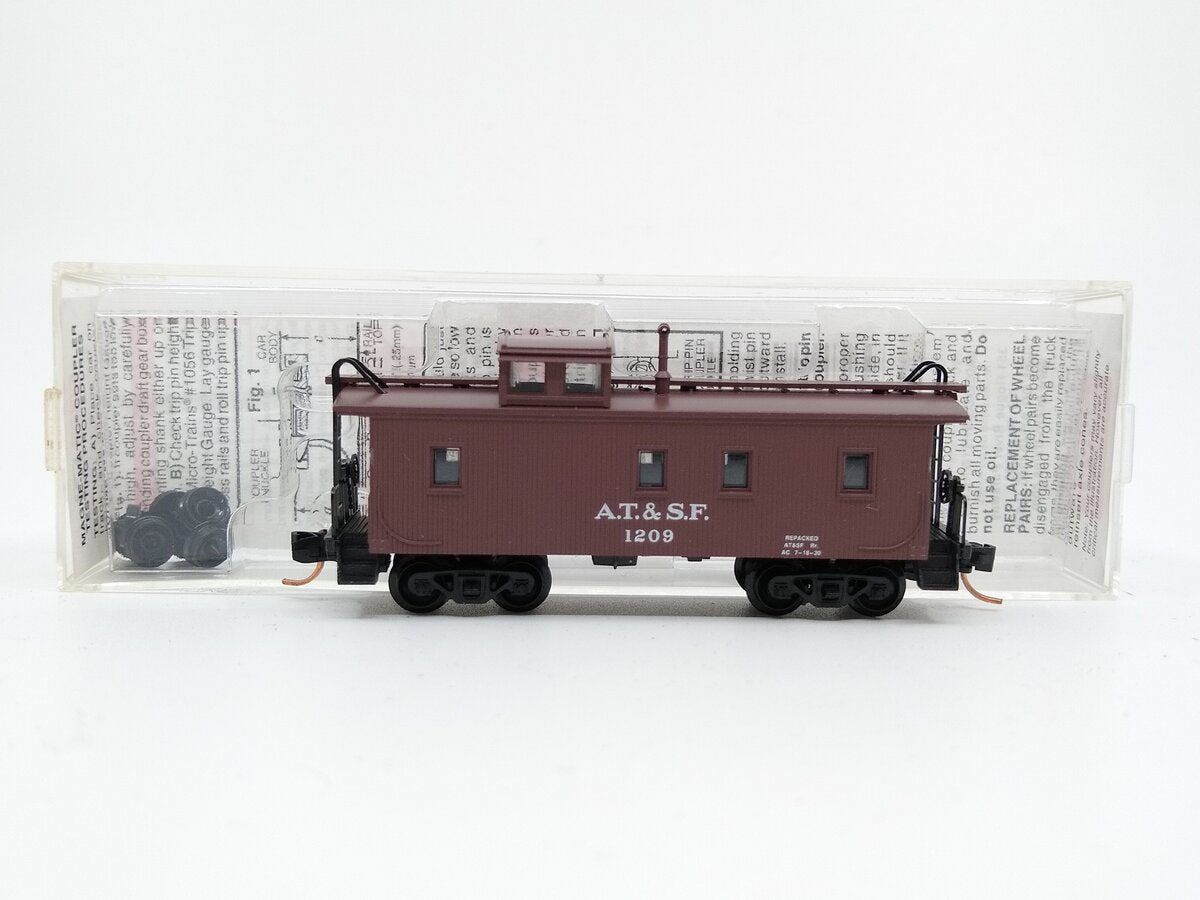 Micro-Trains 05100100 N Scale A T & Santa Fe 34' Wood-Sheathed Caboose #1209