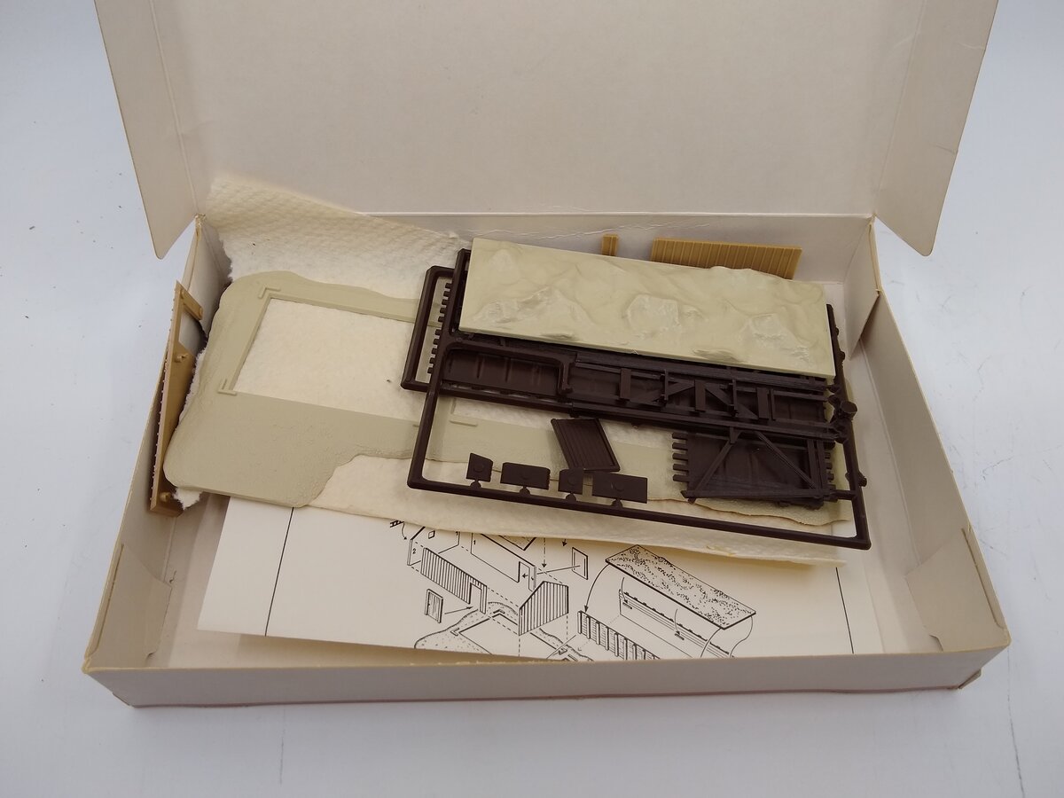 Tyco 7763 HO Scale Trackside Sand House Building Kit