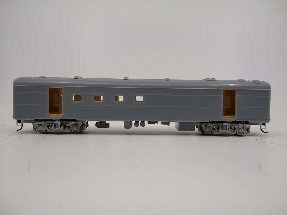 Walthers 932-9210 Undecorated Milwaukee Road Railway Post Office Car