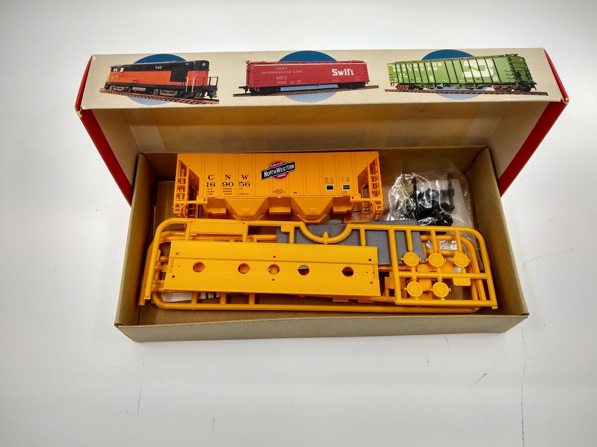 Walthers 932-5404 HO C&NW 100T Cement Covered Hopper Kit #169075