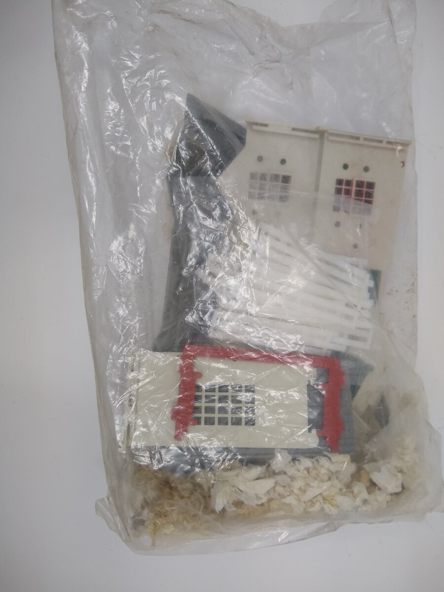 K-Line K4050 O Colonial House Building Kit with Figures & Fence