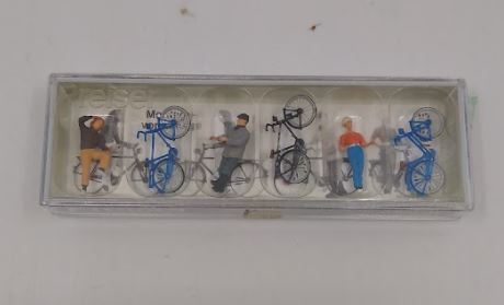 Preiser 10515 HO Waiting Cyclists Figures at the Rail Road (Set of 3)
