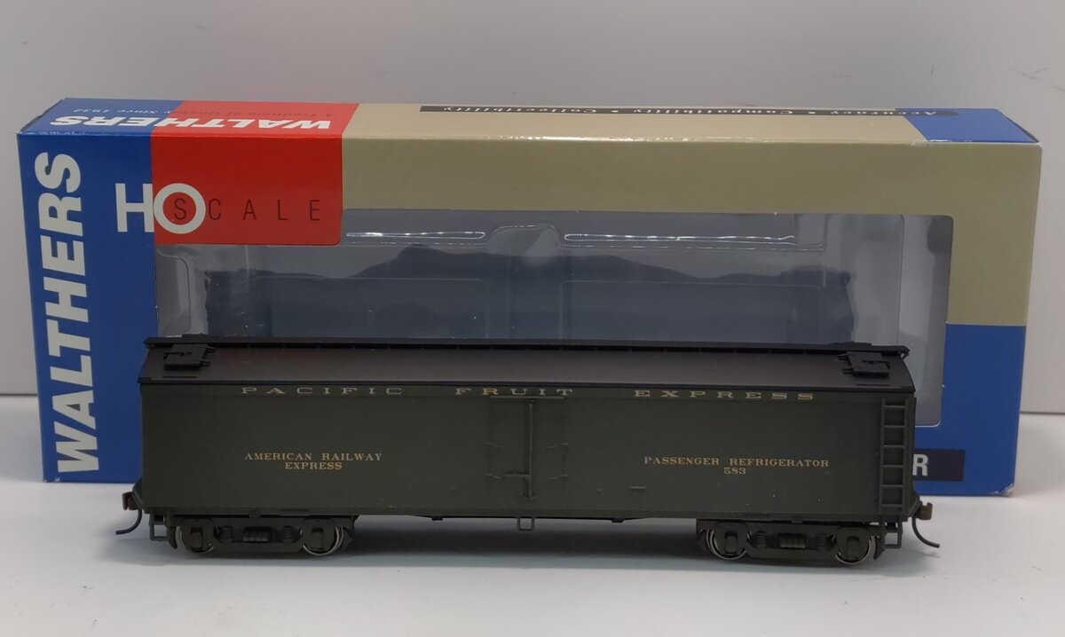 Walthers 932-5487 HO Scale Pacific Fruit Express Wood Reefer #583