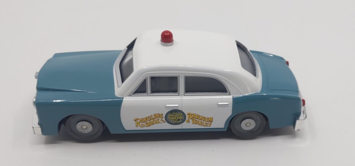 Williams 42730 O E-Z Street Ringling Bros. and Barnum & Bailey Clown Car Sedan