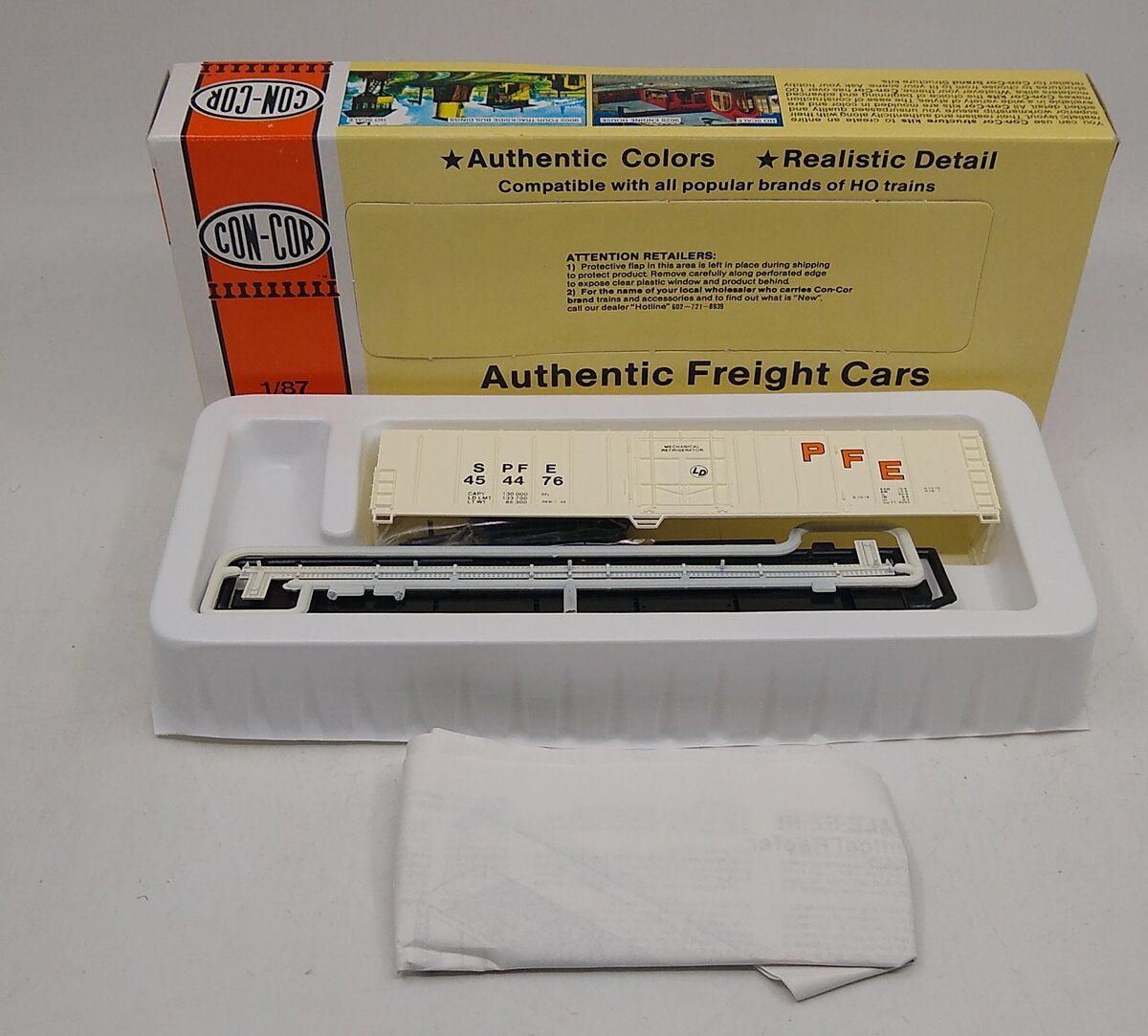 Con-Cor 0001-009804-5 HO PFE 57' Mech Reefer Car # 454476 W/Lettering Kit
