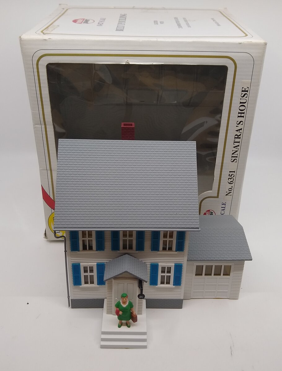 Model Power 6351 O Built-Up Sinatra House with 2 Figures