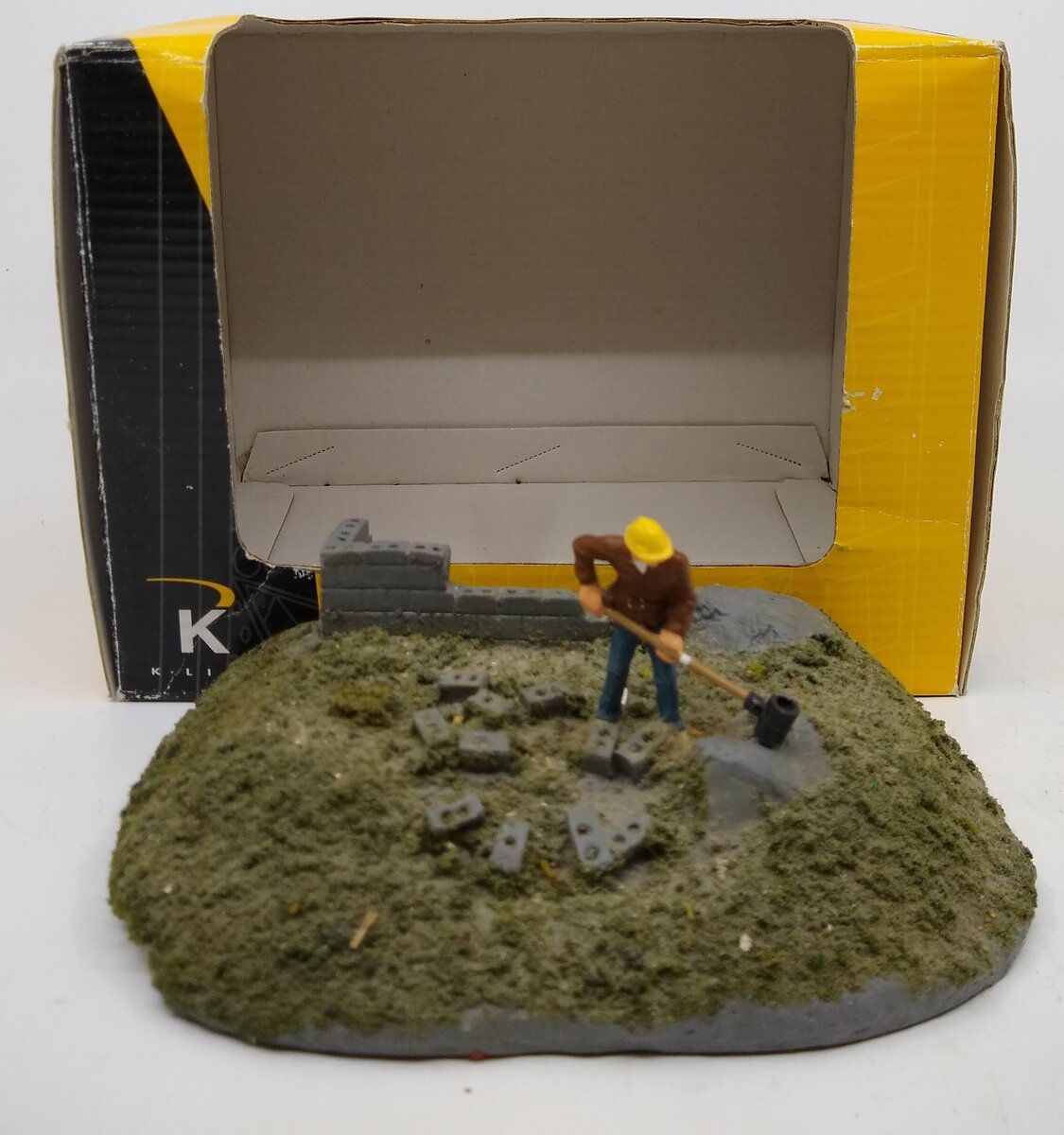 K-Line K42415 Figure w/ Sledgehammer-Construction Scene