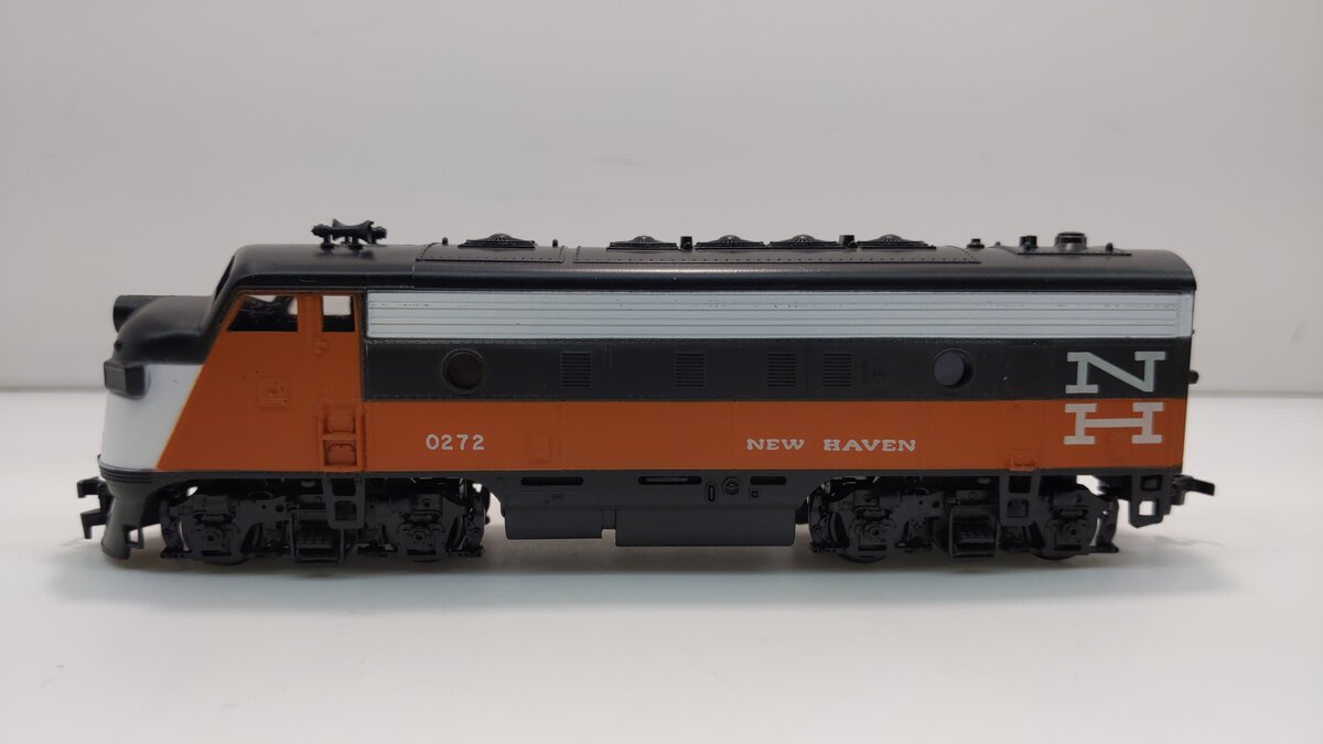 Athearn 3021 HO New Haven F7A Dummy Diesel Locomotive # 0272