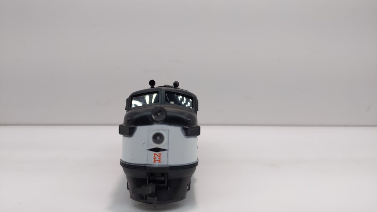 Athearn 3021 HO New Haven F7A Dummy Diesel Locomotive # 0272